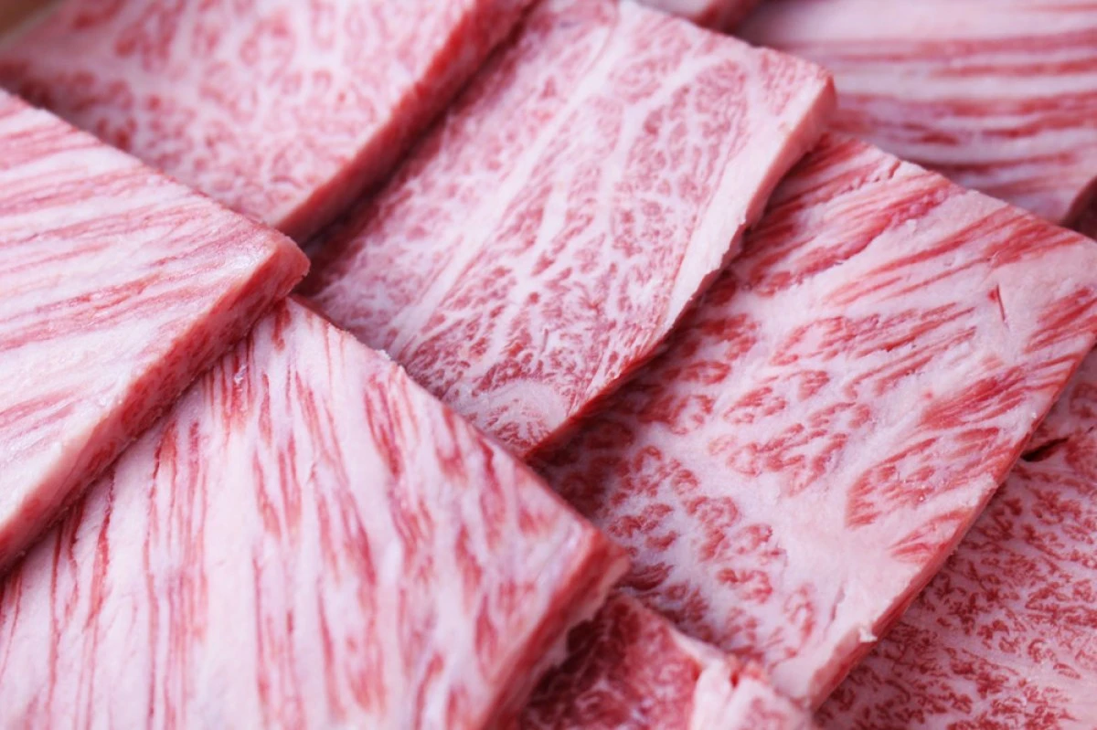 【冷凍】【限定特別価格】近江牛 特選肩ロース　焼肉用　500ｇ