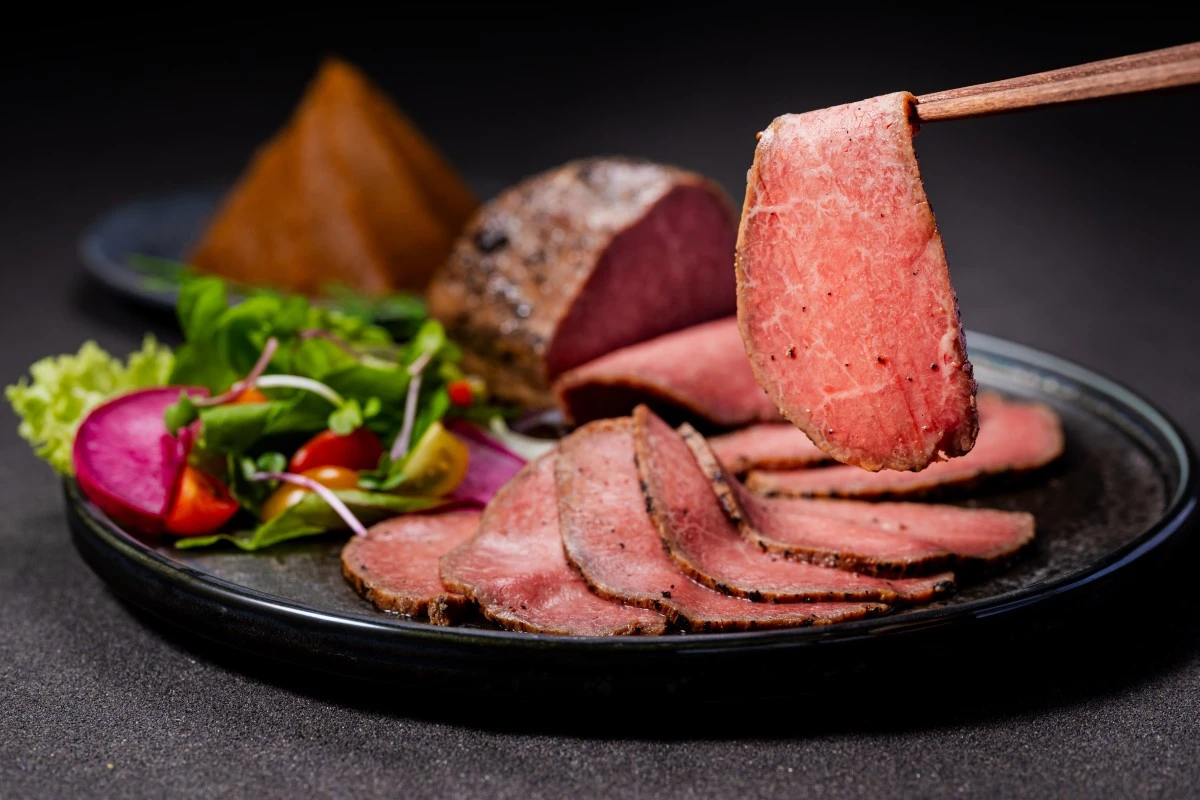 《お肉職人のとっておき》焦がし味噌香る近江牛ローストビーフ